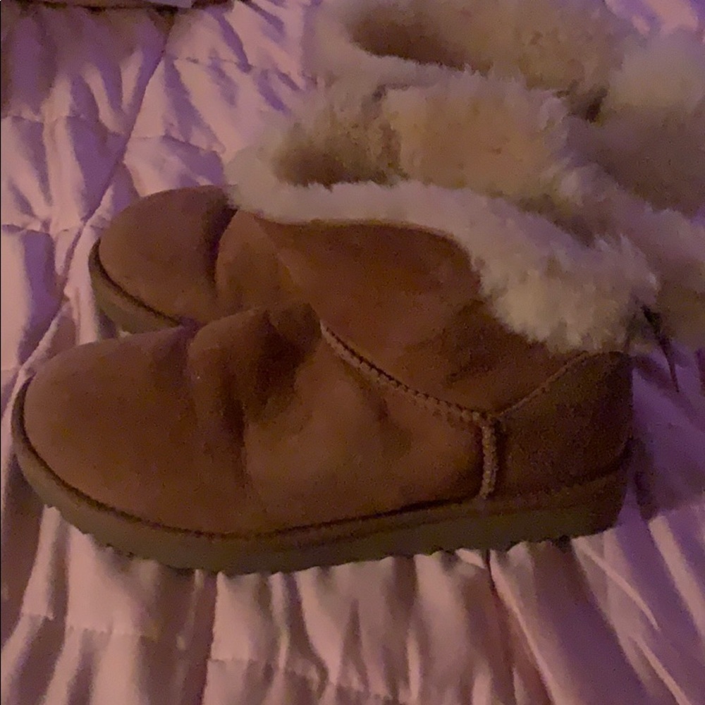 UGGS - Picture 3 of 5
